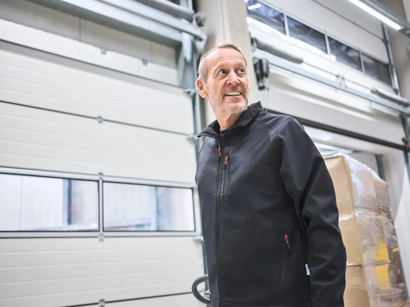 Hörmann-Monteur in Industriehalle mit Sektionaltoren