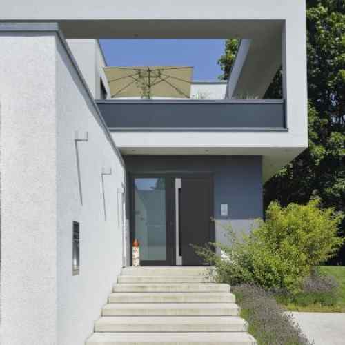Hörmann Haustür anthrazit mit Glasseitenteil — modernes Architektenhaus mit Außentreppe