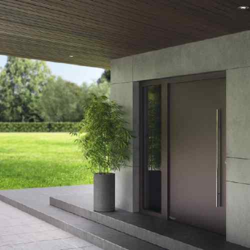 Hörmann Haustür ThermoCarbon silber-edelstahl mit Glasseitenteil — Luxusvilla unter Vordach