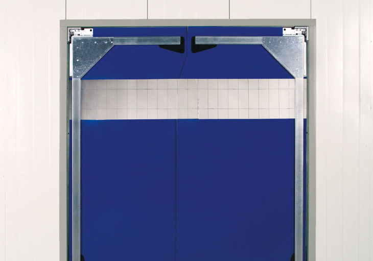 Hörmann Flex-Pendeltor an einer Industriehalle — PVC-Torblatt mit Sichtfenster, Staplerdurchfahrt