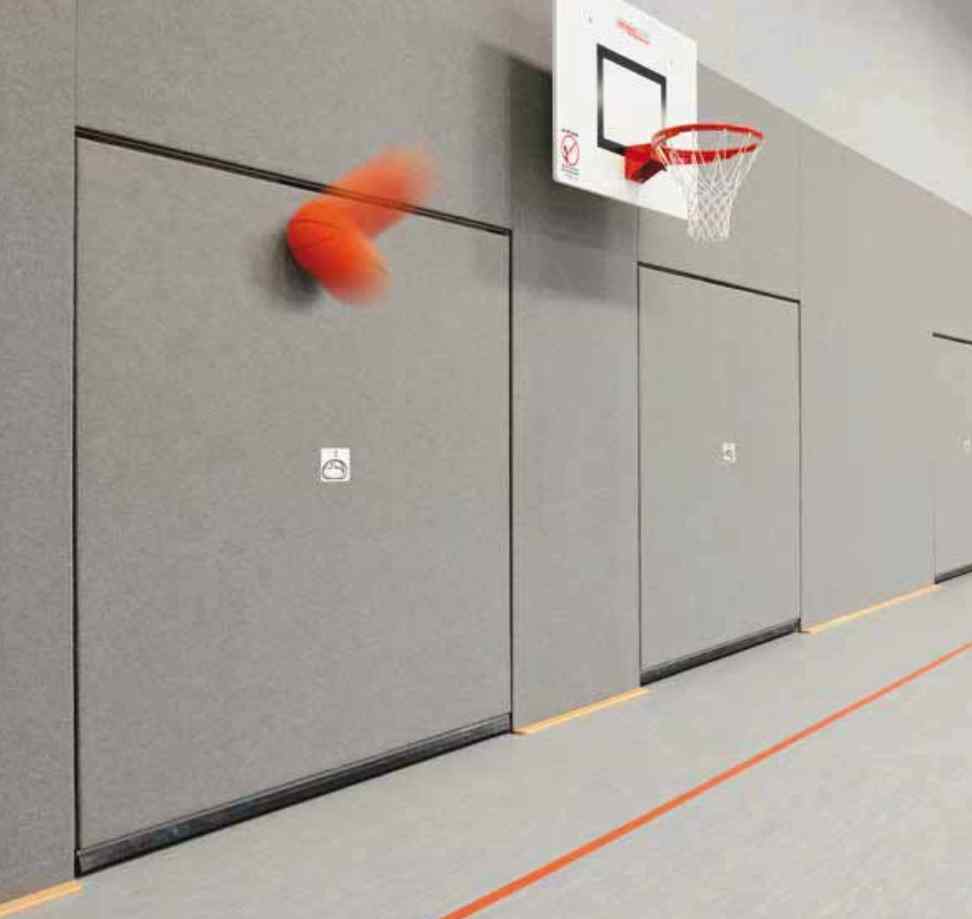 Hörmann Sporhallentor in einer Turnhalle — bündiger Wandabschluss, Schnäpperverriegelung