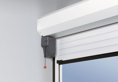 Hörmann RollMatic geöffnet — Tor aufgerollt im Aluminium-Kasten über der Garaenöffnung