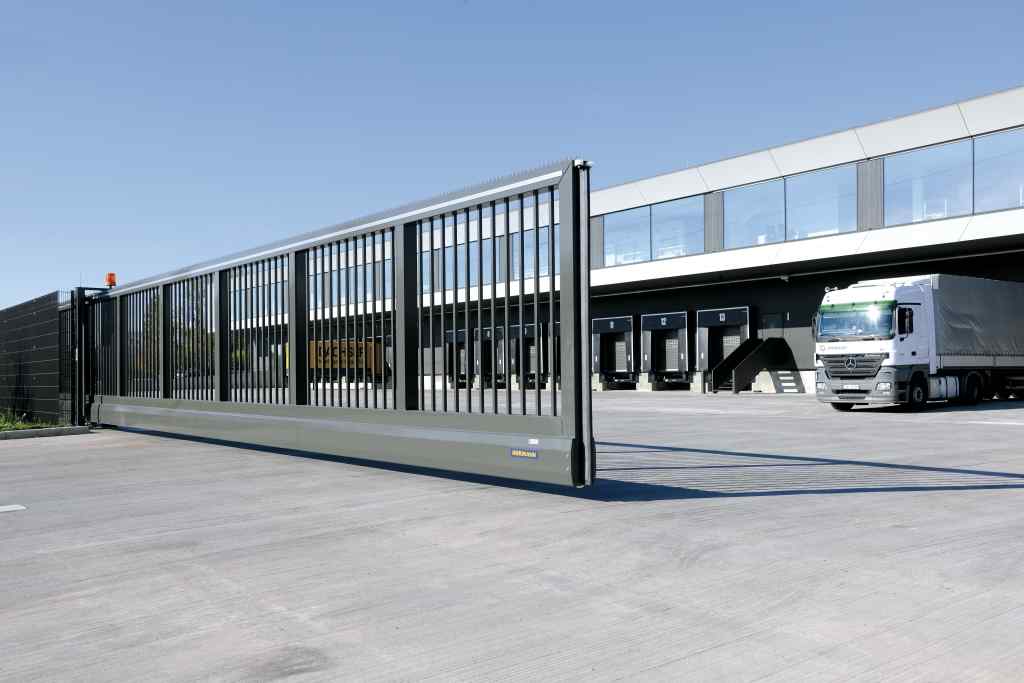 Hörmann Hofschiebetor anthrazit an Logistikzentrum — LKW fährt an Verladerampe vor