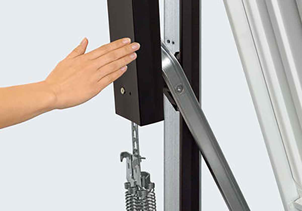 Hörmann Berry Schwingtor Detailansicht Hebelarm und Führungsmechanik