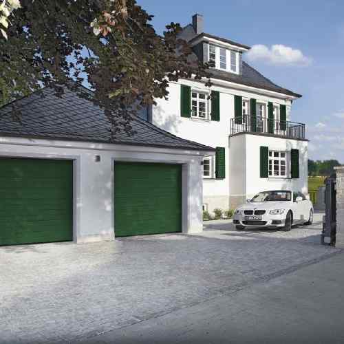 Schwingtor in anthrazit an modernem Wohnhaus