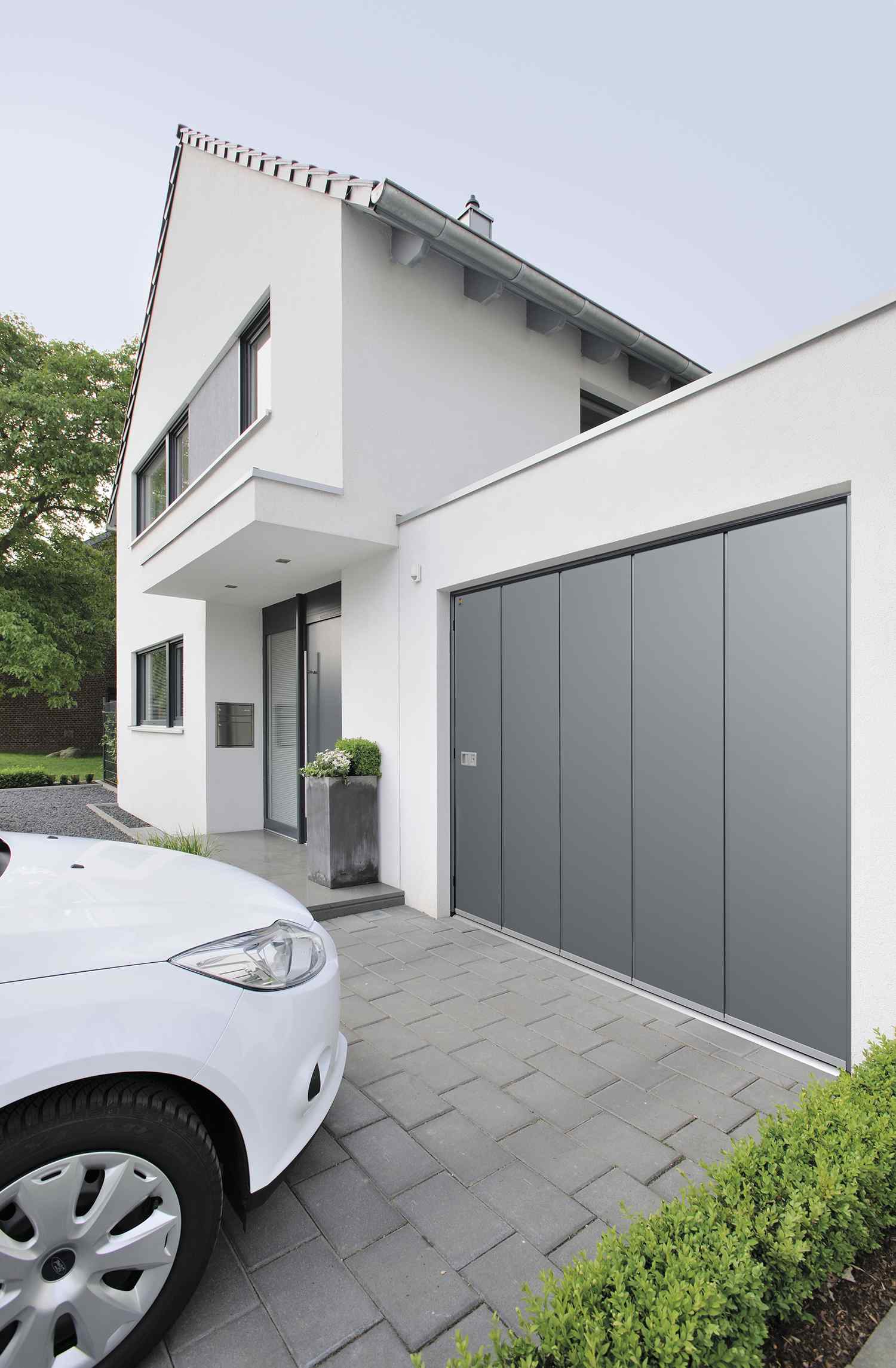 Hörmann Seiten-Sektionaltor geöffnet — platzsparende seitliche Führung in der Garage