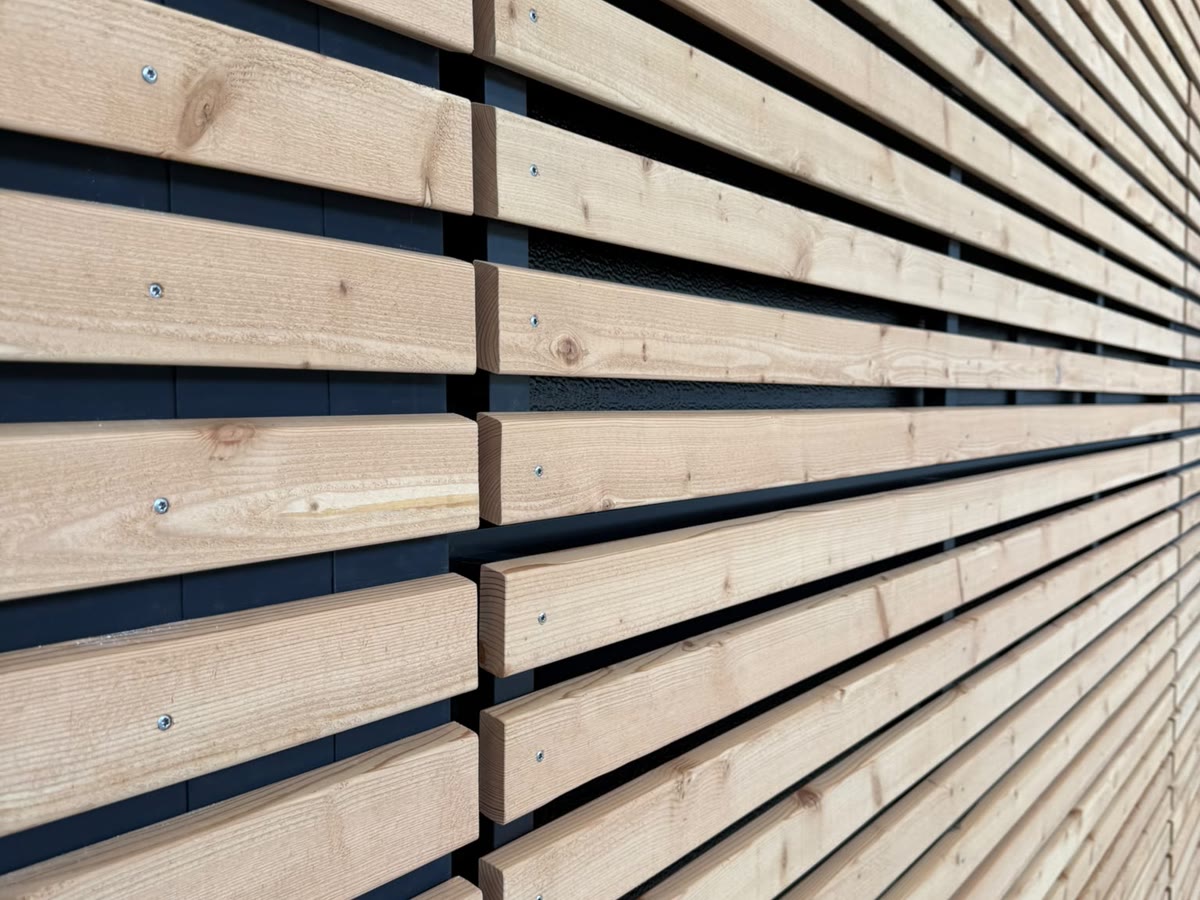 Holzlamellen der Torverkleidung im Detail