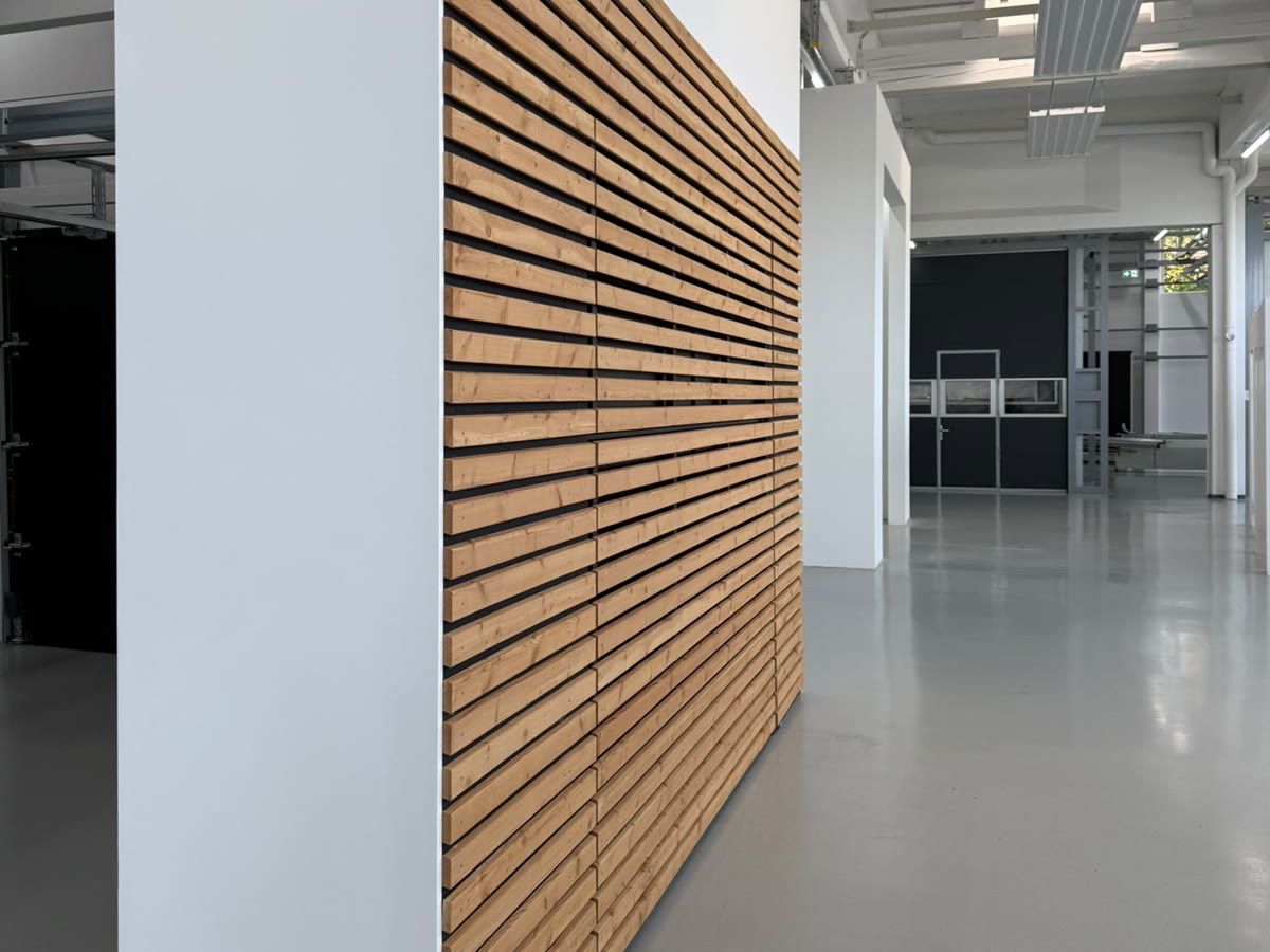 Mit Holzlamellen verkleidetes Sektionaltor, geschlossen Teil der Lamellenwand